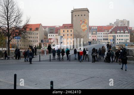 Die Linke Kreisverband bei einer Pro-Flüchtlinge Soliaktion entlang der  Deutsch-Polnische Grenze an der Altstadtbrücke. Görlitz, 12.11.2021 Stock Photo