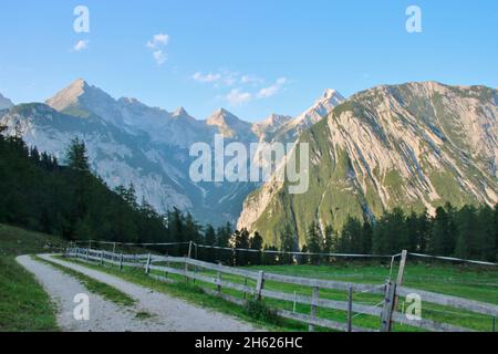 view from the lafatscher hochleger into the moserkar with the birkarspitze on the left,rauhkarlspitze,moserkarspitze in the center of the picture,kühkarlspitze and the sonnenspitzen (from left to right) Stock Photo