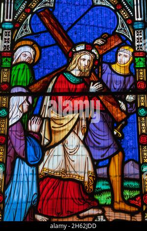 england,isle of wight,chale,st.andrew's church,stained glass window depicting christ carrying the cross by the victorian designer charles eamer kempe Stock Photo