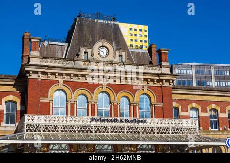 england,hampshire,portsmouth,the victorian era facade of portsmouth and southsea railway station Stock Photo