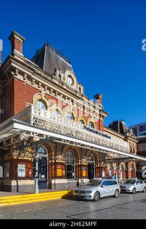 england,hampshire,portsmouth,the victorian era facade of portsmouth and southsea railway station Stock Photo