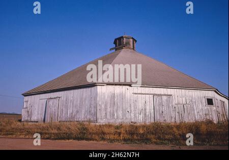 Octagonal barn, South Higuera Street, San Luis Obispo, California; ca. 1991 Stock Photo