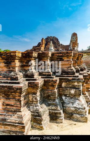 temple wall,central temple tower ruin,prang,wat mahathat,wat maha that,buddhist temple complex,built in 1374 below king borommaracha i,ayutthaya historical park,ayutthaya,thailand,asia Stock Photo