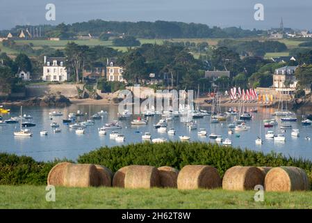 france,brittany,saint coulomb,sailing boats in a bay,bales of straw in front of it,atlantic coast Stock Photo