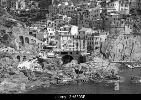 beautiful view of manarola town. is one of five famous colorful villages of cinque terre national park in italy,suspended between sea and land on sheer cliffs. liguria region of italy. Stock Photo