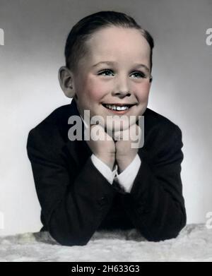 1950 ca, USA : The celebrated american transvestite actor DIVINE ( born Harris Glenn Milstead , 1945 - 1988 ) when was a young boy aged 5 . Unknown photographer .- HISTORY - FOTO STORICHE - LGBT - LGBTQ - GAY - Homosexuality - Homosexual - Omosessualità - Omosessuale - TRAVESTITO - TRANSGENDER - FEMALE IMPERSONATOR - ATTORE - MOVIE - CINEMA - personalità da bambino bambini da giovane - personality personalities when was young - INFANZIA - CHILD - CHILDREN - CHILDHOOD - smile sorriso ---- ARCHIVIO GBB Stock Photo