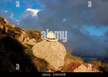 evening hike to the soiernspitze (2257m),sun hat,hat,sunset,soierngruppe,soiernberggruppe,karwendel mountains,mittenwald,upper bavaria,bavaria,werdenfels,germany,europe Stock Photo