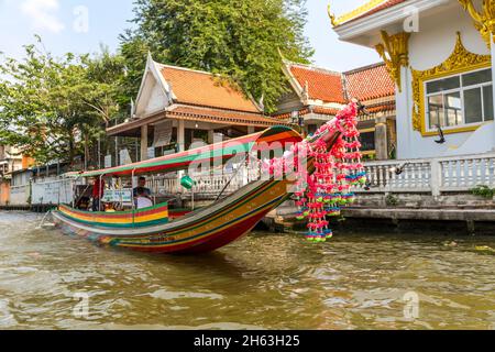 decorated colorful longtail boat,wat rachakhruewora wihan,tempel,khlongs,khlongfahrt on the canals of bangkok,bangkok,thailand,asia Stock Photo