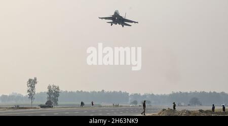 Lucknow, India. 12th Nov, 2021. LUCKNOW, INDIA - NOVEMBER 12: Indian Air Force Sukhoi Su-30 MKI fighter plane rehearse landing on Purvanchal Expressway on November 12, 2021 in Lucknow, India. PM Narendra Modi will inaugurate the Purvanchal Expressway on November 16. (Photo by Deepak Gupta/Hindustan Times/Sipa USA) Credit: Sipa USA/Alamy Live News Stock Photo