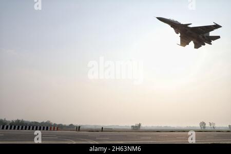 Lucknow, India. 12th Nov, 2021. LUCKNOW, INDIA - NOVEMBER 12: Indian Air Force Sukhoi Su-30 MKI fighter plane rehearse landing on Purvanchal Expressway on November 12, 2021 in Lucknow, India. PM Narendra Modi will inaugurate the Purvanchal Expressway on November 16. (Photo by Deepak Gupta/Hindustan Times/Sipa USA) Credit: Sipa USA/Alamy Live News Stock Photo