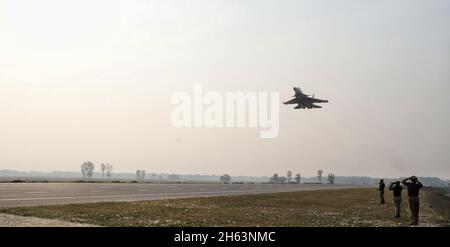 Lucknow, India. 12th Nov, 2021. LUCKNOW, INDIA - NOVEMBER 12: Indian Air Force Sukhoi Su-30 MKI fighter plane rehearse landing on Purvanchal Expressway on November 12, 2021 in Lucknow, India. PM Narendra Modi will inaugurate the Purvanchal Expressway on November 16. (Photo by Deepak Gupta/Hindustan Times/Sipa USA) Credit: Sipa USA/Alamy Live News Stock Photo