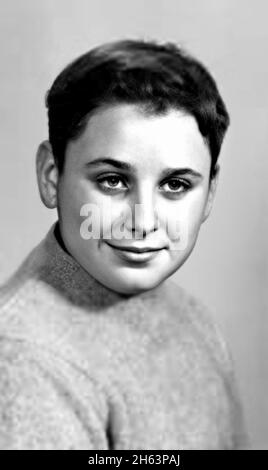 1956 ca, USA : The celebrated american transvestite actor DIVINE ( born Harris Glenn Milstead , 1945 - 1988 ) when was a young boy aged 12 . Unknown photographer .- HISTORY - FOTO STORICHE - LGBT - LGBTQ - GAY - Homosexuality - Homosexual - Omosessualità - Omosessuale - TRAVESTITO - TRANSGENDER - FEMALE IMPERSONATOR - ATTORE - MOVIE - CINEMA - personalità da bambino bambini da giovane - personality personalities when was young - INFANZIA - CHILD - CHILDREN - CHILDHOOD - smile sorriso ---- ARCHIVIO GBB Stock Photo