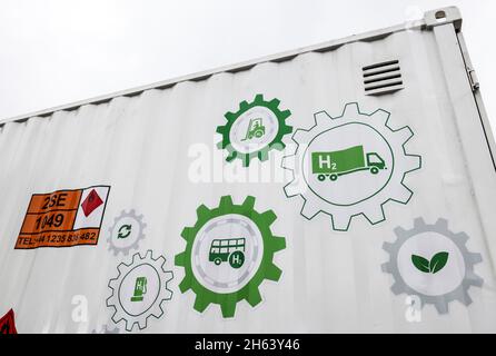 muenster,north rhine-westphalia,germany - westfalen ag mobile h2 hydrogen filling station. the system enables vehicles to be refueled with fuel cells,whether buses,trucks,trains or vehicles on construction sites,in logistics,in ports or at airports. Stock Photo