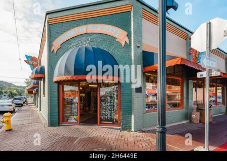 Williams, Arizona, USA - September 27, 2021   Historical Route 66, Williams, Arizona. Shops, restaurants, street view, city life Stock Photo