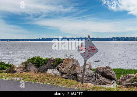 Old Greenwich, CT, USA-August 2020: View of the shoreline on Greenwich Point or Tods Point with sign indicating recreational shell fishing areas Stock Photo