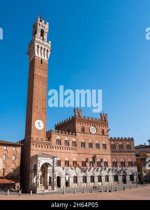 Siena, Tuscany, Italy - August 15 2021: Torre del Mangia Tower and Palazzo Pubblico Town Hall. Stock Photo