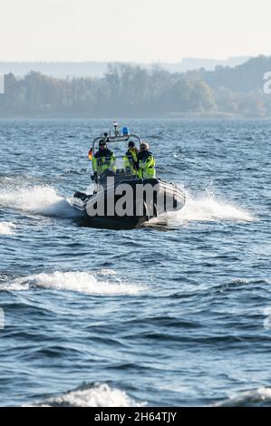 09 November 2021, Baden-Wuerttemberg, Überlingen: Police forces go on a boat during the training 'Competences on the water'. During this training, complex situations are practiced by various police units. Photo: Silas Stein/dpa Stock Photo