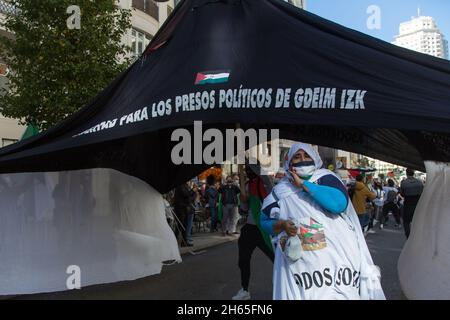 Madrid, Spain. 13th Nov, 2021. A Saharawi woman during the protest next to an improvised Haima during the demonstration in the streets of Madrid. (Photo by Fer Capdepon Arroyo/Pacific Press) Credit: Pacific Press Media Production Corp./Alamy Live News Stock Photo