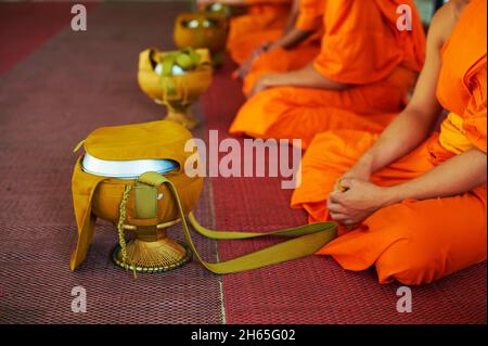 Laos, ville de Vientiane, temple Vat Ong Teu Mahawihan, repas des moines // Laos, Vientiane city, Vat Ong Teu Mahawihan temple, monk meal Stock Photo