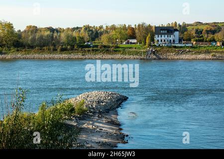 Germany, Monheim am Rhein, Rhine, Bergisches Land, Niederbergisches Land, Niederberg, Rhineland, North Rhine-Westphalia, NRW, Rhine landscape, view to the Rhine bank of Dormagen with the country inn Piwipp, tongue of land Stock Photo