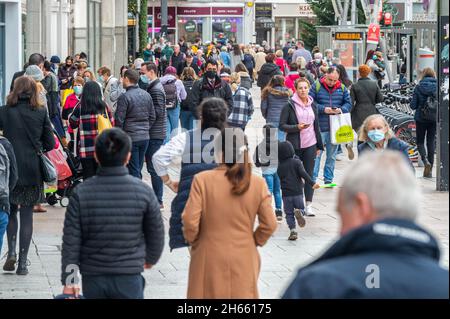 Cork, Ireland. 13th Nov, 2021. The Department of Health has today reported 4,642 new cases of COVID-19, with 556 patients in hospital and 107 in ICU, up 11 from yesterday. Cork city centre was extremely busy today with only a few shoppers wearing face masks. Credit: AG News/Alamy Live News Stock Photo