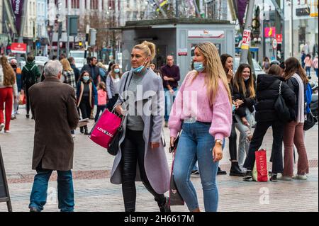 Cork, Ireland. 13th Nov, 2021. The Department of Health has today reported 4,642 new cases of COVID-19, with 556 patients in hospital and 107 in ICU, up 11 from yesterday. Cork city centre was extremely busy today with only a few shoppers wearing face masks. Credit: AG News/Alamy Live News Stock Photo