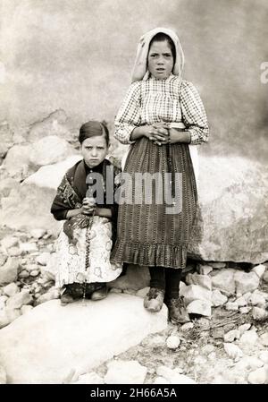 1917 , Fatima , PORTUGAL: Two of the three Seers of Our Lady in FATIMA miracle . JACINTA MARTO ( 1910 - 1920 ) with LUCIA DOS SANTOS ( 1907 - 2005 ). Unknown photographer - MIRACOLO DI FATIMA - veggenti -  PORTOGALLO - RELIGIONE - PRODIGI - miracoli - mistero - sovrannaturale - apparizione mariana - apparizioni mariane - MADONNA - Nostra Signora  - Virgin Mary - MIRACLE - miracles MISTERY - RELIGION - SANTO - SANTI - Saint - Saints - VISIONE - VISIONI - VISION - VISIONS - APPARITION - Apparitions - contadino - contadini - farmer - farmers - APPARIZIONE MARIANA - SANTUARIO - MIRACOLO - IMMAGINE Stock Photo