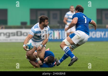 TREVISO, ITA. NOV 13TH Facundo Isa offloads after a tackle during the Friendly International match between Italy and Argentina at Stadio Comunale di Monigo, Treviso on Saturday 13th November 2021. (Credit: MI News) Credit: MI News & Sport /Alamy Live News Stock Photo