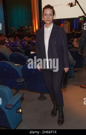 Berlin, Germany. 13th Nov, 2021. Actress Claudia Michelsen comes to the DAfF (German Academy for Television) awards ceremony at Kino Babylon. Credit: Jörg Carstensen/dpa/Alamy Live News Stock Photo