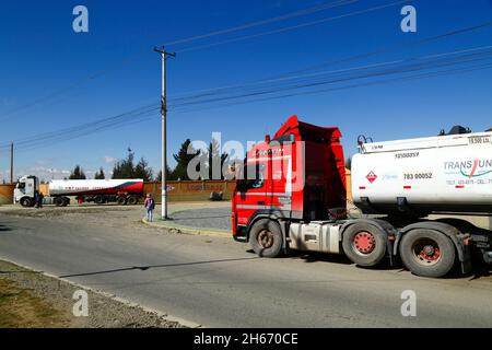 Senkata, El Alto, Bolivia. 13th November 2021. Fuel tank trucks queue outside the Senkata Fuel Plant on Av 6 de Marzo / Camino Oruro in El Alto. Yacimientos Petrolíferos Fiscales Bolivianos (YPFB, Bolivia's state owned petroleum / hydrocarbons company) have a large refinery and storage plant here: it is also the distribution centre for supplying La Paz, El Alto and the surrounding area. Stock Photo