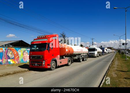 Senkata, El Alto, Bolivia. 13th November 2021. Fuel tank trucks queue outside the Senkata Fuel Plant on Av 6 de Marzo / Camino Oruro in El Alto. Yacimientos Petrolíferos Fiscales Bolivianos (YPFB, Bolivia's state owned petroleum / hydrocarbons company) have a large refinery and storage plant here: it is also the distribution centre for supplying La Paz, El Alto and the surrounding area. Stock Photo