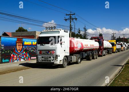 Senkata, El Alto, Bolivia. 13th November 2021. Fuel tank trucks queue outside the Senkata Fuel Plant on Av 6 de Marzo / Camino Oruro in El Alto. Yacimientos Petrolíferos Fiscales Bolivianos (YPFB, Bolivia's state owned petroleum / hydrocarbons company) have a large refinery and storage plant here: it is also the distribution centre for supplying La Paz, El Alto and the surrounding area. Stock Photo