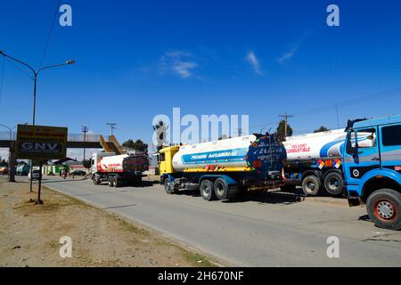 Senkata, El Alto, Bolivia. 13th November 2021. Fuel tank trucks queue outside the Senkata Fuel Plant on Av 6 de Marzo / Camino Oruro in El Alto. Yacimientos Petrolíferos Fiscales Bolivianos (YPFB, Bolivia's state owned petroleum / hydrocarbons company) have a large refinery and storage plant here: it is also the distribution centre for supplying La Paz, El Alto and the surrounding area. Stock Photo