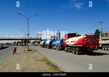 Senkata, El Alto, Bolivia. 13th November 2021. Fuel tank trucks queue outside the Senkata Fuel Plant on Av 6 de Marzo / Camino Oruro in El Alto. Yacimientos Petrolíferos Fiscales Bolivianos (YPFB, Bolivia's state owned petroleum / hydrocarbons company) have a large refinery and storage plant here: it is also the distribution centre for supplying La Paz, El Alto and the surrounding area. Stock Photo