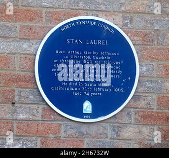 AJAXNETPHOTO. NOVEMBER, 2021. NORTH TYNESIDE, ENGLAND. - THIN ONE PLAQUE - BLUE PLAQUE MARKS THE SPOT AT NO.8 DOCKWRAY SQUARE WHERE STAN LAUREL, THE 'THIN ONE' OF WORLD FAMOUS HOLYWOOD COMEDY DUO LAUREL AND HARDY LIVED BETWEEN 1897 - 1901. LAUREL DIED IN SANTA MONICA, CALIFORNIA, 23RD FEBRUARY 1965 AGED 74 YEARS. THE BLUE PLAQUE WAS ERECTED IN 1990.PHOTO:TONY HOLLAND/AJAX REF:DTH211609 2024 Stock Photo