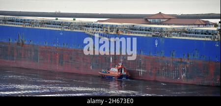 AJAXNETPHOTO. 13TH NOVEMBER, 2021. NORTH SHIELDS, ENGLAND. - OUTWARD BOUND - RIVER TYNE PILOT BOAT HADRIAN ALONGSIDE THE LIBERIAN REGISTERED 44,109 GROSS TON BULK CARRIER CL SUZHOU AS IT HEADS OUT IN BALLAST FROM THE RIVER TYNE.PHOTO:TONY HOLLAND/AJAX REF:DTH211311 9450 Stock Photo