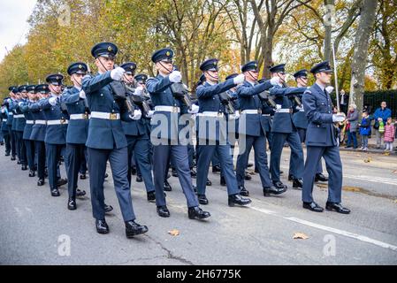 RAF Regiment, THE QUEEN’S COLOUR SQUADRON, ROYAL AIR FORCE at the Lord Mayor's Show, Parade procession passing along Victoria Embankment. Armed Forces Stock Photo