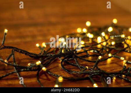 luces navideñas sobre fondo de madera Stock Photo