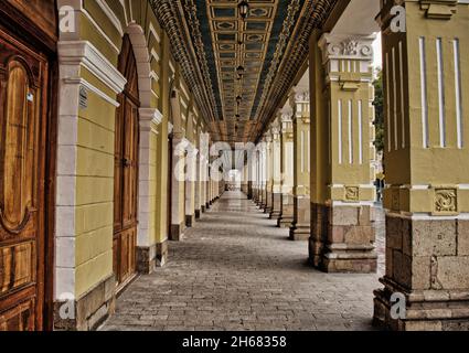 Calles Riobamba Centro histórico de Riobamba, ciudad antigua en la cordillera de los ...