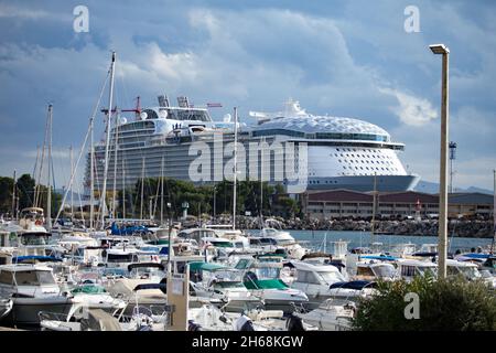 The Royal Caribbean's Wonder of the Seas,built in Saint Nazaire,arrived in Marseille on Nov,9th for finishing works,will be at sea on March,she is the biggest cruise ship in the world : Length 362m width 66m 6988 passengers and 2300 crew people.The refit form #10 of Marseilles harbour is one of the 3 largest in the world (465x85m) Stock Photo