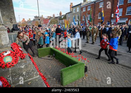 Bridport, Dorset, UK.  14th November 2021.  Residents, servicemen, veterans and councillors turn out in large numbers at Bridport in Dorset to pay their respects on Remembrance Sunday at the war memorial outside St Mary’s Church. Picture Credit: Graham Hunt/Alamy Live News Stock Photo