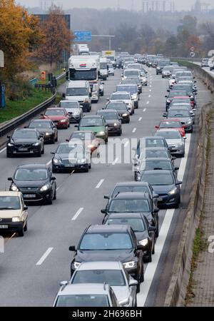 Hamburg, Germany. 14th Nov, 2021. Due to asphalting work on two lanes, traffic is backed up on the A1 southbound at Moorfleet. Credit: Markus Scholz/dpa/Alamy Live News Stock Photo