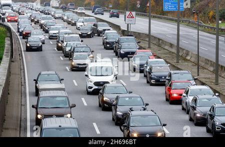 Hamburg, Germany. 14th Nov, 2021. Due to asphalting work on two lanes, traffic is backed up on the A1 southbound at Moorfleet. Credit: Markus Scholz/dpa/Alamy Live News Stock Photo