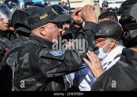 Tunis, Tunisia. 14th Nov, 2021. Policemen stand guard as people shout ...