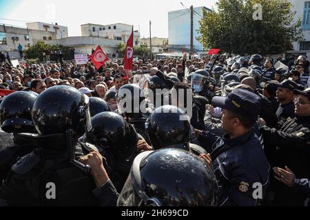 Tunis, Tunisia. 14th Nov, 2021. Policemen stand guard as people shout ...