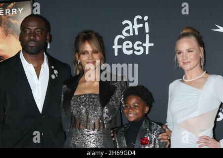 Shamier Anderson, Halle Berry, Danny Boyd Jr, Valentina Shevchenko at the AFI Fest - Bruised Premiere at TCL Chinese Theater IMAX on November 13, 2021 in Los Angeles, CA (Photo by Katrina Jordan/Sipa USA) Stock Photo