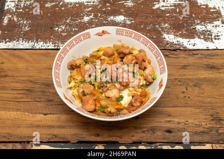 Oyakodon, a Japanese donburi made by simmering chicken, egg, chives, and other ingredients together in a sauce, then serving over a large bowl of rice Stock Photo