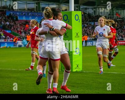 London, UK. 14th Nov, 2021. Twickenham, London, England, November 14th 2021: Claudia MacDonald (9 England/Wasps, 17 caps) celebrates her try with Lagi Tuima (13 England/Harlequins, 10 caps) - Women's Autumn International at Twickenham Stoop 14th November 2021 Claire Jeffrey/SPP Credit: SPP Sport Press Photo. /Alamy Live News Stock Photo