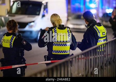 Hamburg, Germany. 14th Nov, 2021. Policewomen stand next to a cordoned-off crime scene. Shots were reported in Hamburg-Harburg on Sunday afternoon. Two people were possibly injured, said an employee at the police situation service. Credit: Jonas Walzberg/dpa/Alamy Live News Stock Photo
