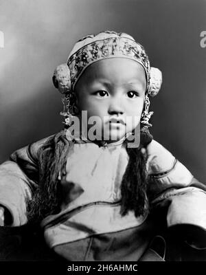 1907 , Los Angeles , USA : The celebrated chino-american actress ANNA MAY WONG ( 1905 - 1961 ) when was a young girl  aged 2 . Unknown photographer .- HISTORY - FOTO STORICHE - ATTORE - SILENT MOVIE - CINEMA MUTO - personalità da bambino bambina bambini da giovane giovani - personality personalities when was young - INFANZIA - CHILDHOOD  - CHILDREN - CHILD - PORTRAIT - RITRATTO - cinese - chinese --- ARCHIVIO GBB Stock Photo